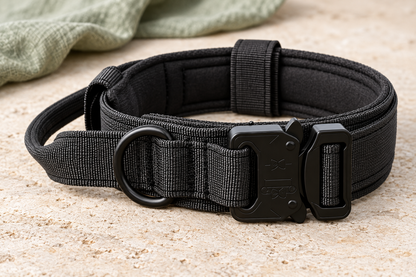 Detalle del cierre, acolchado y asa del collar Tactical Pro negro